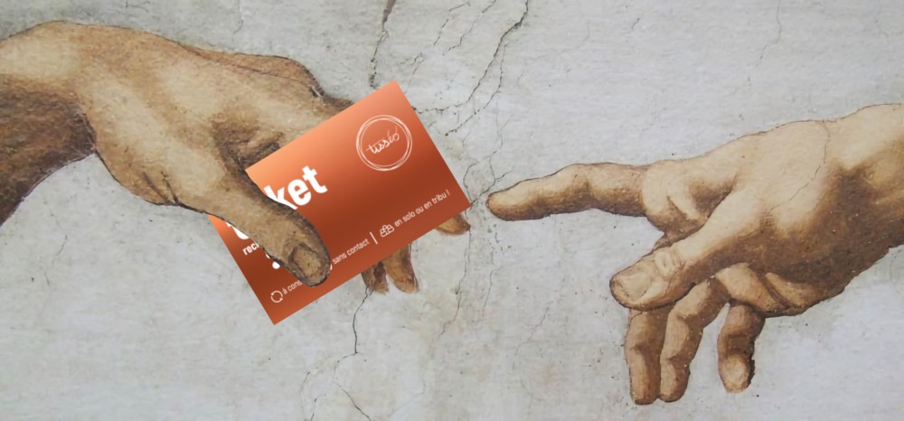 Détail de la Création d'Adam : l'index de Dieu rejoint presque celui d'Adam qui tient un ticket de métro dans la main