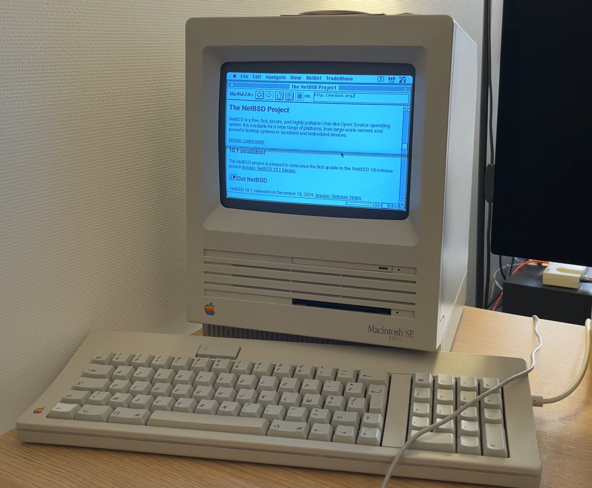 Macintosh SE ouvert sur une page Web
